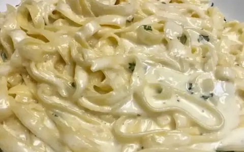 Un piatto cremoso di pasta burro e parmigiano, con erbe aromatiche tritate finemente.