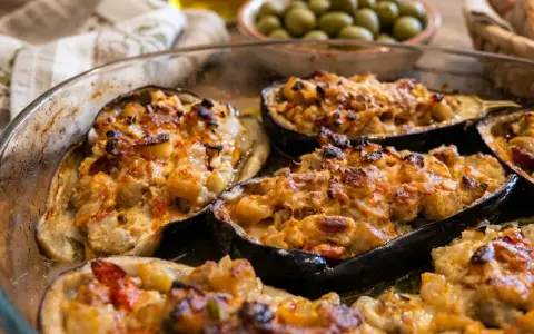 Melanzane ripiene pugliesi, dorate e filanti, pronte per essere gustate.