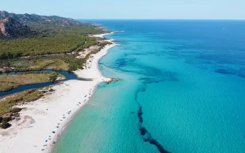 La spiaggia più bella Sardegna: sabbia bianca, acque cristalline e una laguna che si fonde con il mare turchese. Un paradiso naturale.