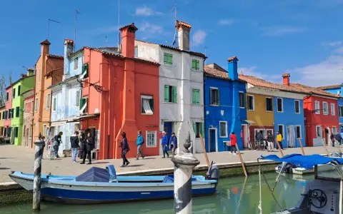 Case colorate e canali, un'esplosione di allegria da scoprire in Veneto.
