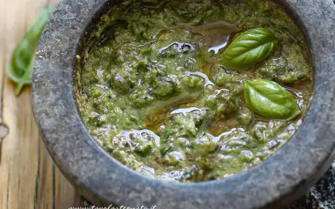 Pesto fresco fatto in casa nel mortaio, con basilico e olio. Una deliziosa alternativa al pesto senza pinoli.