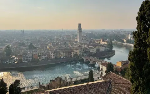 Verona: cosa fare? Ammira il panorama del fiume Adige con Ponte Pietra e la Torre dei Lamberti. Un'ottima vista per pianificare la tua visita.
