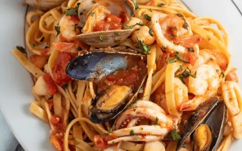 Scialatielli ai frutti di mare, un piatto ricco di gamberi, cozze, vongole e calamari, perfetto per chi cerca ricette gustose.