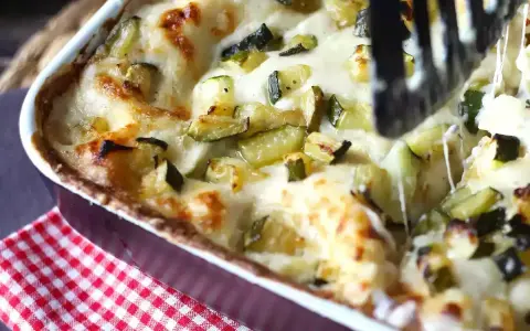 Lasagne con zucchine appena sfornate, filanti e dorate, pronte per essere gustate.