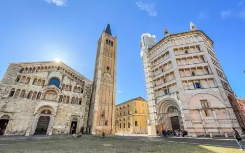 Piazza Duomo a Parma: il Battistero, il Duomo e il campanile, tra le cose da vedere.