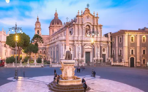 Piazza del Duomo a Catania, con la cattedrale imponente e la fontana dell'elefante. Un luogo perfetto per visitare Catania.