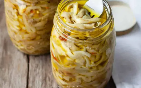 Melanzane sott'olio, la ricetta della nonna che profuma di tradizione. Un tesoro in barattolo, pronto per essere gustato.