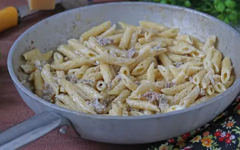 Umbricelli alla norcina in padella, con salsiccia e crema, pronti per essere gustati.