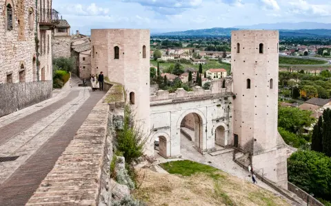 Porta San Pietro ad Assisi, un'idea per cosa vedere ad Assisi e dintorni in 3 giorni. Paesaggio urbano con torri medievali e vista sulla valle.