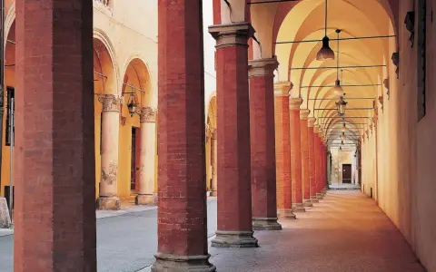 Portici rossi e gialli a Bologna, un'elegante passeggiata tra le cose da fare a Bologna.