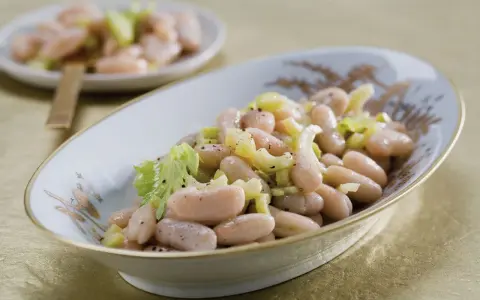 Insalata di fagioli cannellini con sedano e pepe nero, un'idea semplice per le tue ricette.