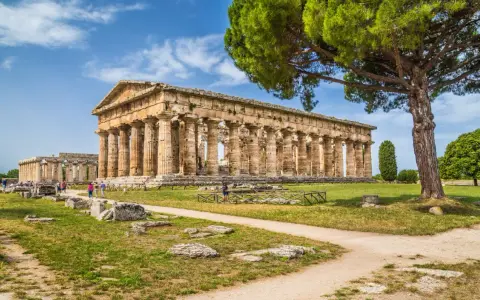 Antichi templi greci a Paestum, dove si trova questo sito archeologico patrimonio UNESCO, con visitatori che passeggiano tra le rovine.