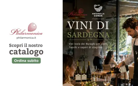 Vini di Sardegna, con un sommelier che versa vino. Scopri il catalogo, inclusi i vini dell'isola dei Nuraghi, per piatti freschi e sapori di stagione.