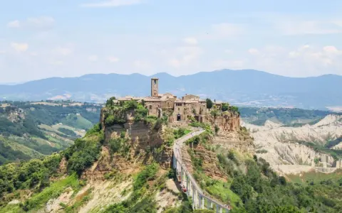 Un borgo medievale su una rupe, raggiungibile tramite un ponte pedonale. Un luogo magico da scoprire, tra le meraviglie da vedere fuori Roma.