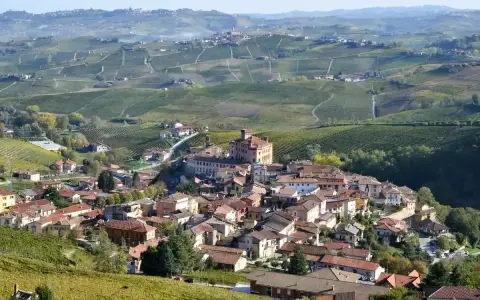 Barolo: cosa vedere nel borgo con il castello e le colline vitate.