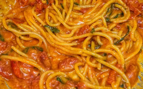 Spaghetti al sugo cremoso con pomodorini e basilico, un'ottima scarpariello ricetta.