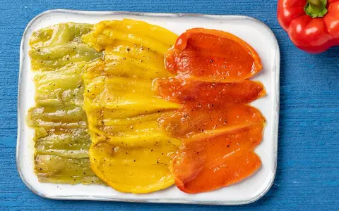 Peperoni arrostiti, verdi, gialli e rossi, pronti per gustose ricette.