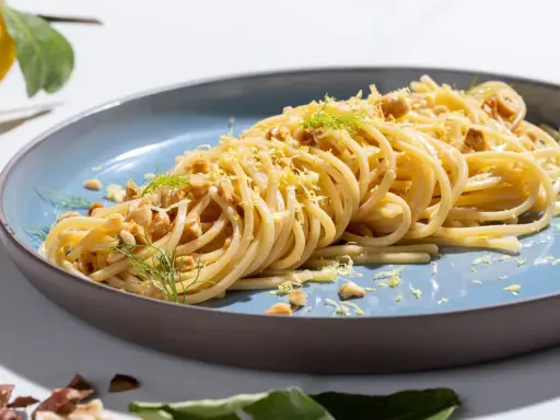 Spaghetti al limone e noci, un'idea fresca per le tue ricette con la pasta. Un piatto invitante con scorza di limone e finocchietto.