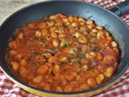 Fagioli alla Bud Spencer in padella, un piatto saporito e confortante, con pomodoro, pancetta e rosmarino.