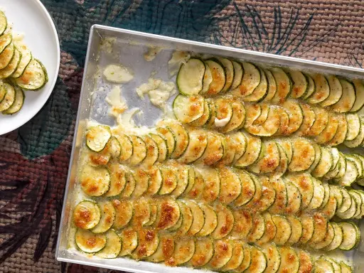Zucchine al forno dorate e filanti, perfette per ricette verdure veloci e leggere. Un contorno gustoso e facile da preparare.