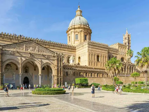 La Cattedrale di Palermo, un gioiello da vedere assolutamente. Un luogo iconico per chi cerca cosa visitare a Palermo.