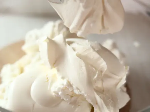 Morbido mascarpone, ingrediente chiave per dolci cremosi. La sua consistenza ricca e vellutata promette delizie.