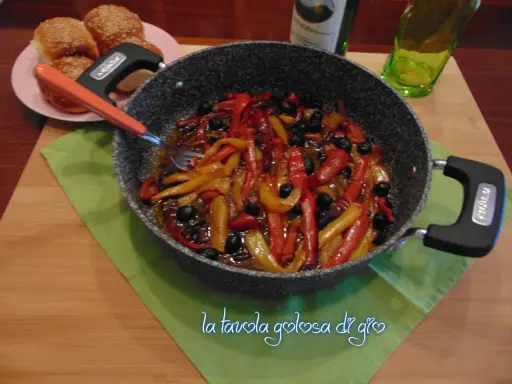 Peperoni in padella alla napoletana, un contorno saporito e colorato, pronto per essere gustato con pane fresco.