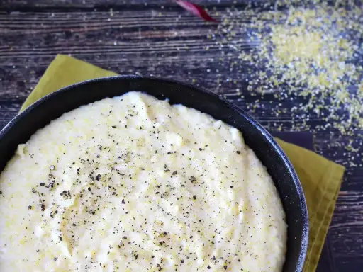 Una cremosa polenta bianca, condita con pepe nero, pronta per essere gustata.