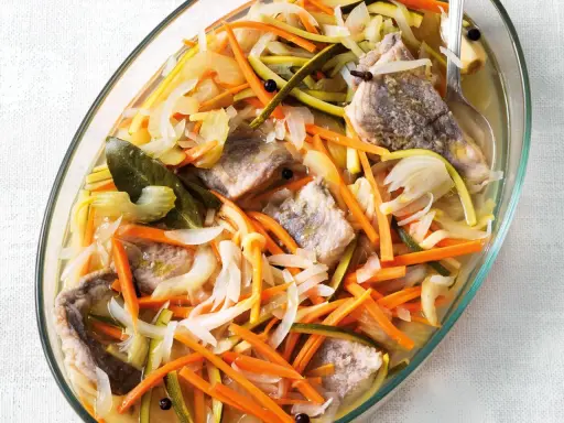 Piatto di pesce in carpione con verdure julienne, carote, zucchine e cipolle. Una deliziosa ricetta da provare.