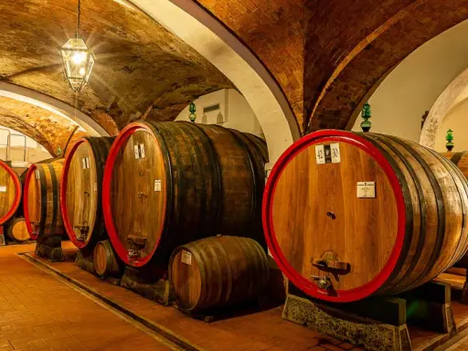 Cantine storiche con botti di legno, perfette per una visita a Montepulciano.