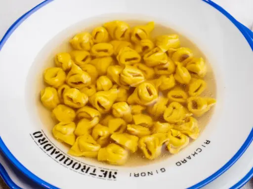Un piatto fumante di tortellini in brodo, un classico confortante.