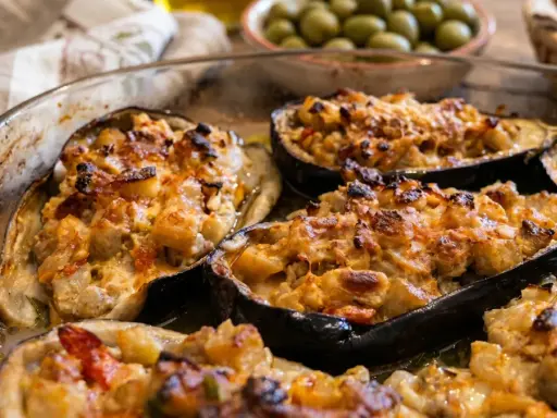 Melanzane ripiene pugliesi, dorate e filanti, pronte per essere gustate.