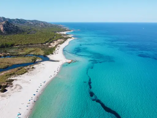 La spiaggia più bella Sardegna: sabbia bianca, acque cristalline e una laguna che si fonde con il mare turchese. Un paradiso naturale.