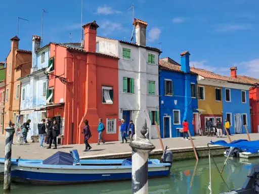 Case colorate e canali, un'esplosione di allegria da scoprire in Veneto.