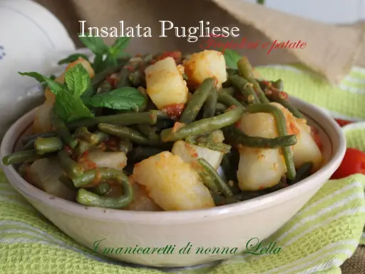 Insalata Pugliese con fagiolini e patate, un piatto semplice e gustoso, arricchito da pomodoro e menta fresca.