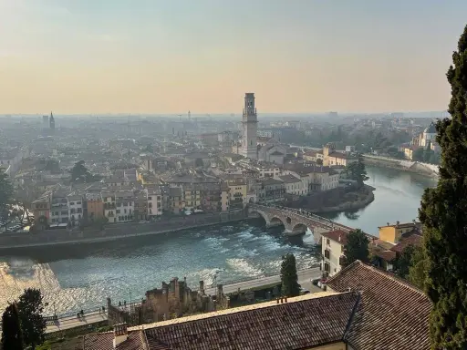 Verona: cosa fare? Ammira il panorama del fiume Adige con Ponte Pietra e la Torre dei Lamberti. Un'ottima vista per pianificare la tua visita.