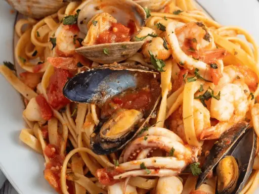 Scialatielli ai frutti di mare, un piatto ricco di gamberi, cozze, vongole e calamari, perfetto per chi cerca ricette gustose.