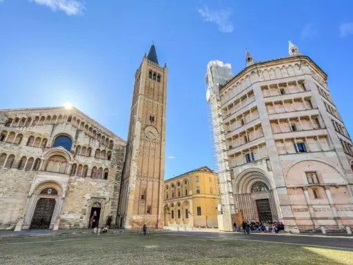 Piazza Duomo a Parma: il Battistero, il Duomo e il campanile, tra le cose da vedere.