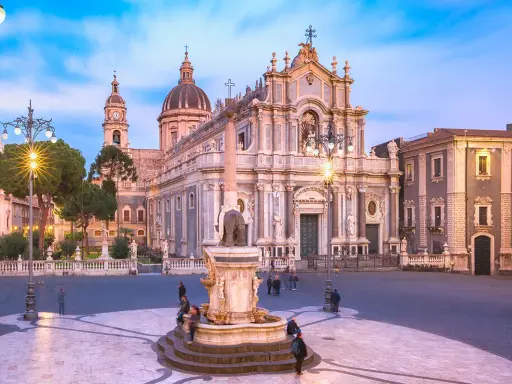Piazza del Duomo a Catania, con la cattedrale imponente e la fontana dell'elefante. Un luogo perfetto per visitare Catania.