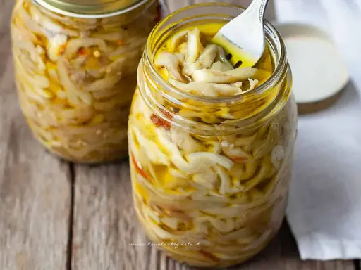 Melanzane sott'olio, la ricetta della nonna che profuma di tradizione. Un tesoro in barattolo, pronto per essere gustato.