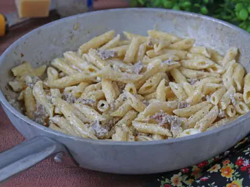 Umbricelli alla norcina in padella, con salsiccia e crema, pronti per essere gustati.