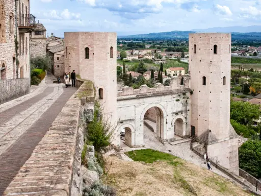 Porta San Pietro ad Assisi, un'idea per cosa vedere ad Assisi e dintorni in 3 giorni. Paesaggio urbano con torri medievali e vista sulla valle.