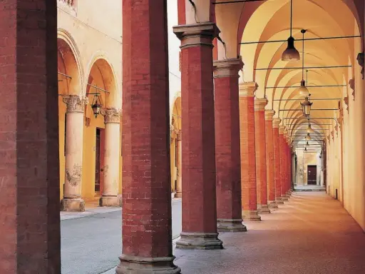Portici rossi e gialli a Bologna, un'elegante passeggiata tra le cose da fare a Bologna.