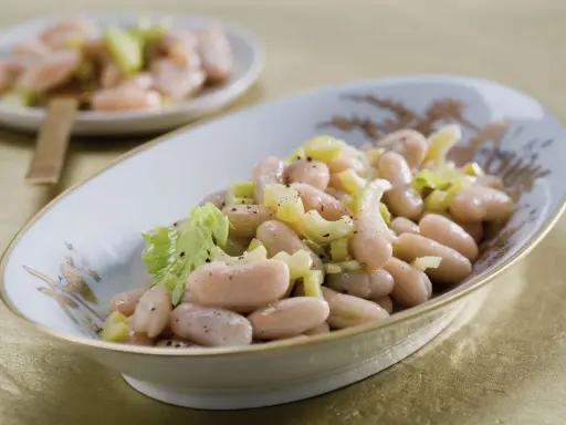 Insalata di fagioli cannellini con sedano e pepe nero, un'idea semplice per le tue ricette.