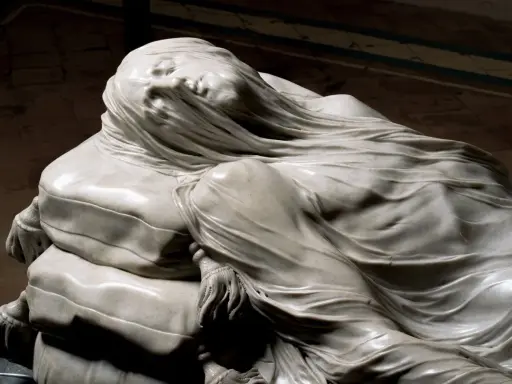Il Cristo Velato a Napoli, un capolavoro di marmo che sembra vivo sotto il velo trasparente. Un'emozione da vivere in un giorno.