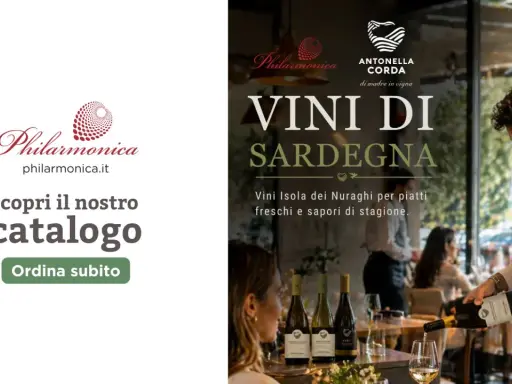 Vini di Sardegna, con un sommelier che versa vino. Scopri il catalogo, inclusi i vini dell'isola dei Nuraghi, per piatti freschi e sapori di stagione.