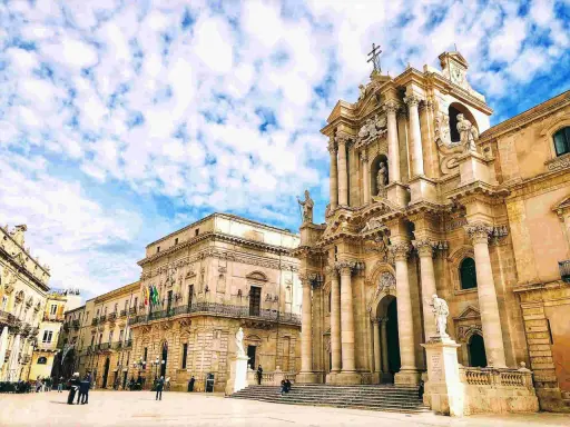 Piazza Duomo a Siracusa: maestosa cattedrale barocca e palazzi storici, un must per chi cerca cosa vedere a Siracusa.