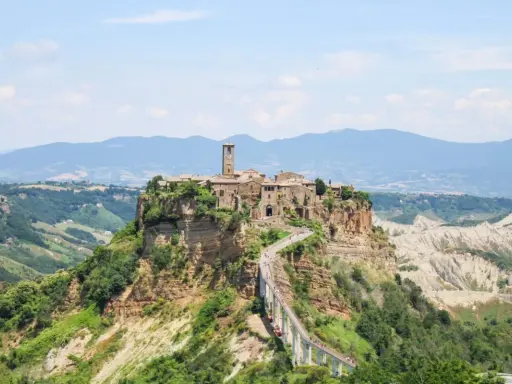 Un borgo medievale su una rupe, raggiungibile tramite un ponte pedonale. Un luogo magico da scoprire, tra le meraviglie da vedere fuori Roma.