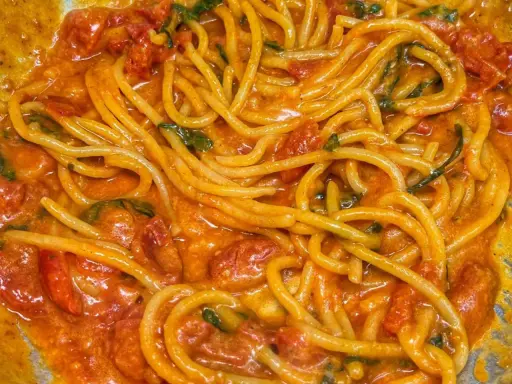 Spaghetti al sugo cremoso con pomodorini e basilico, un'ottima scarpariello ricetta.