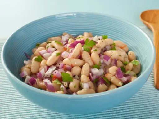 Insalata di fagioli in scatola con cipolla rossa e prezzemolo. Ecco come cucinarli per un contorno veloce e gustoso.